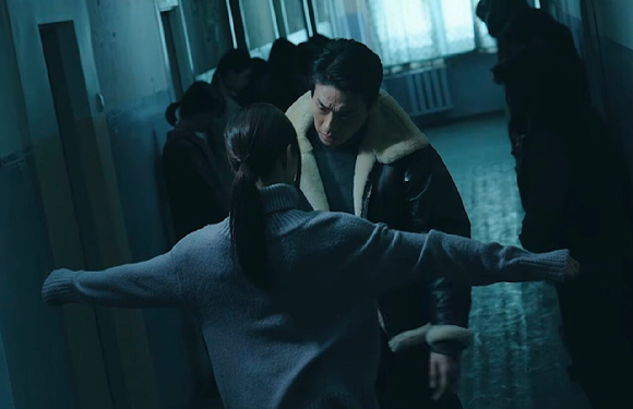 배우 신세경이 영화 '휴민트' 인터뷰에 앞서 포즈를 취하고 있다. [사진=더프레젠트컴퍼니]