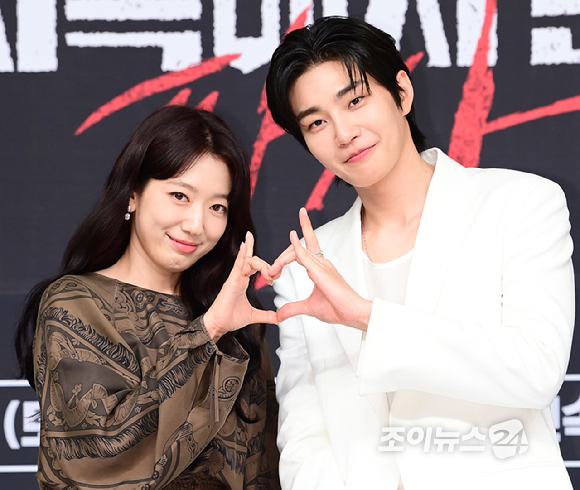 배우 박신혜와 김재영이 19일 오후 서울 양천구 목동 SBS 사옥에서 진행된 SBS 금토드라마 '지옥에서 온 판사' 제작발표회에 참석하고 있다. [사진=정소희 기자]