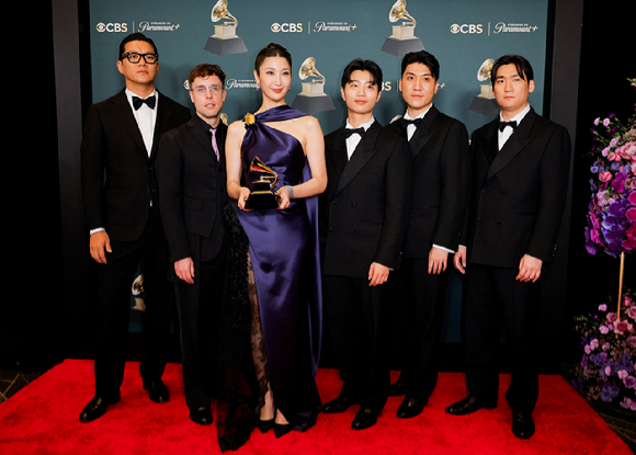 넷플릭스 애니메이션 영화 '케이팝 데몬 헌터스' 팀이 1일(현지시각) 미국 캘리포니아주 로스앤젤레스 피콕 시어터에서 열린 68회 그래미 어워즈 사전 행사에서 '골든'으로 베스트 송 리튼 포 비주얼 미디어 부문을 수상 후 트로피를 들어보이고 있다. 아이디오(이유한 곽중규 남희동), 24(서정훈), 이재(EJAE) [사진=로이터/연합뉴스]