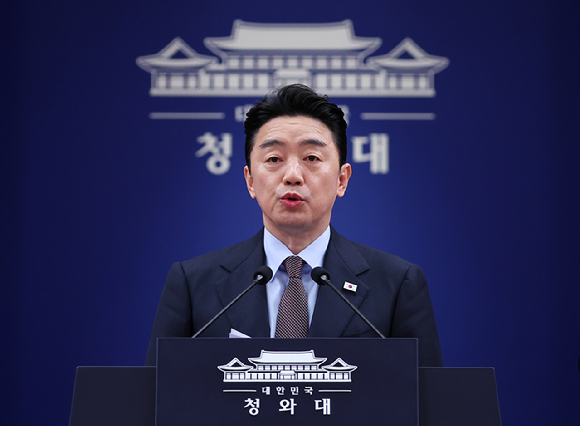 강훈식 대통령 비서실장이 6일 청와대 춘추관에서 UAE 체류 국민 귀국 지원 및 원유 확보 관련 브리핑을 하고 있다. 2026.3.6 [사진=연합뉴스]