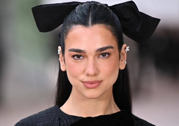 세계적인 팝스타 두아 리파(Dua Lipa)가 자신의 사진을 무단 사용했다며 삼성전자를 상대로 약 220억원 규모의 소송을 제기해 법조계와 업계의 관심이 쏠리고 있다. 두아 리파. [사진=페이스북 갈무리 ]