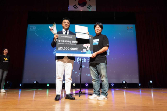 제27회 부천국제판타스틱영화제 폐막식에서 '왓챠가 주목한 장편상'을 수상한 김성환 감독(왼쪽)과 박태훈 왓챠 대표가 기념사진을 촬영하고 있는 모습. [사진=왓챠]