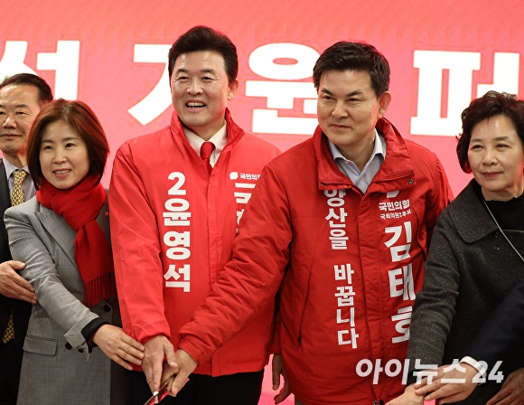 지난 28일 김태호 국민의힘 경상남도 양산을 예비후보(오른쪽 두 번째) 선거사무소 개소식에서 김미애, 윤영석 국회의원과 김태호 예비후보 내외가 총선승리 시루떡을 컷팅하고 있다. (왼쪽부터)김미애‧윤영석‧김태호 국회의원과 배우자 신옥임 여사. [사진=임승제 기자] 