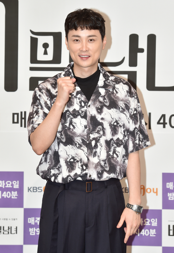 그룹 버즈 민경훈이 26일 온라인으로 진행된 KBS Joy 새 연애 리얼리티 '비밀남녀' 제작발표회에 참석해 포즈를 취하고 있다. [사진=KBS Joy]