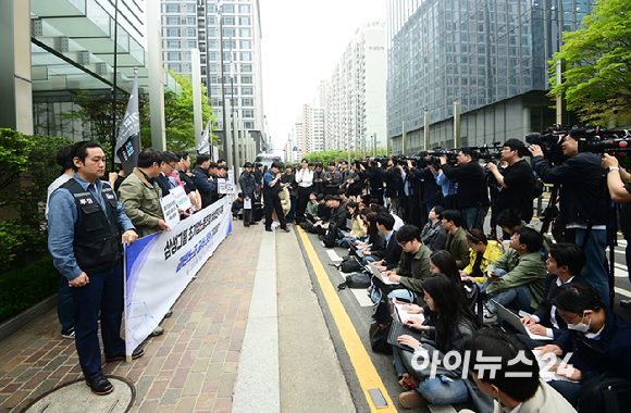 17일 오전 서울 서초구 삼성전자 서초사옥 정문 앞에서 '삼성그룹 초기업노동조합 삼성전자 지부 과반노조 공식 선언' 기자회견이 열리고 있다. [사진=정소희 기자]