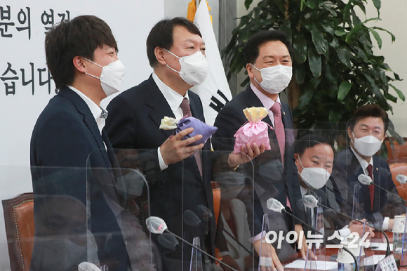 윤석열 국민의힘 대선후보(왼쪽 두번째)가 8일 오전 서울 여의도 국회에서 열린 최고위원회의에서 이준석 대표에게 비단주머니를 받고 발언하고 있다. [사진=정소희 기자]