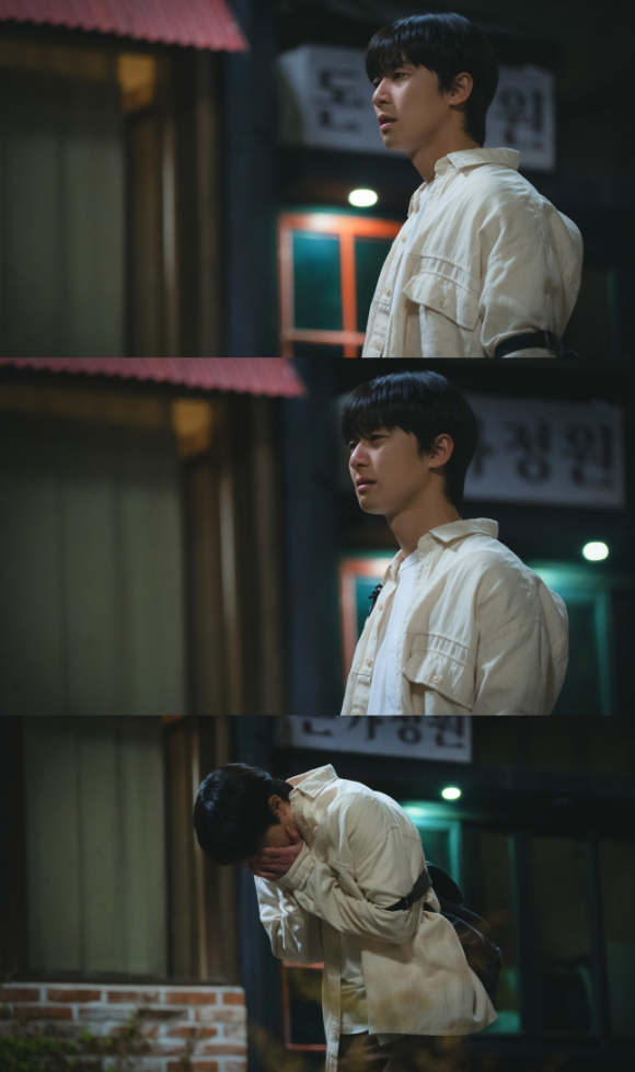 배우 박서준이 JTBC 토일드라마 '경도를 기다리며'에서 열연하고 있다. [사진=SLL, 아이엔, 글뫼]