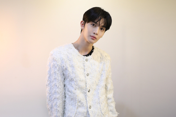 가수 배진영이 최근 서울 모처에서 진행된 첫 솔로 앨범 발매 기념 인터뷰에서 포즈를 취하고 있다. [사진=아우라엔터테인먼트]