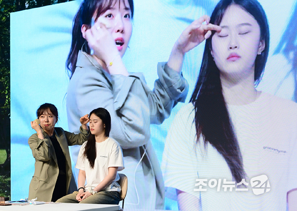 16일 오후 서울 마포구 홍대 인근 온맘씨어터에서 '케이유니버스 오픈클래스'가 진행됐다. 유채연 메이크업 아티스트가 수업을 진행하고 있다. [사진=정소희 기자]