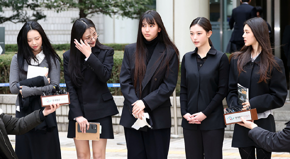 걸그룹 뉴진스(NJZ)가 지난3월 7일 서울 서울중앙지방법원에서 열린 '기획사 지위보전 및 광고계약 체결 등 금지' 가처분 신청 심문기일을 마친 뒤 취재진 질문에 답하고 있다. [사진=연합뉴스]