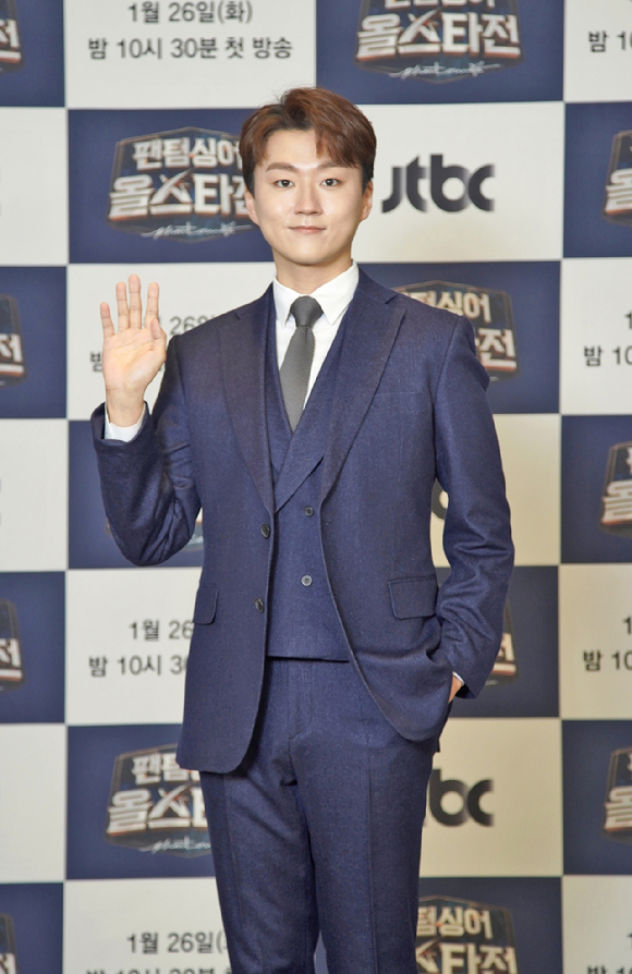 26일 온라인으로 진행된 JTBC '팬텀싱어 올스타전' 제작발표회에서 포레스텔라 조민규가 포즈를 취하고 있다. [사진=JTBC]