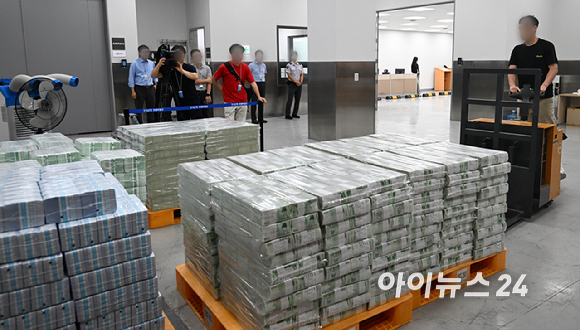 5일 서울 중구 한국은행 화폐수납장에서 관계자들이 추석 화폐 공급을 하고 있다 [사진=사진공동취재단]