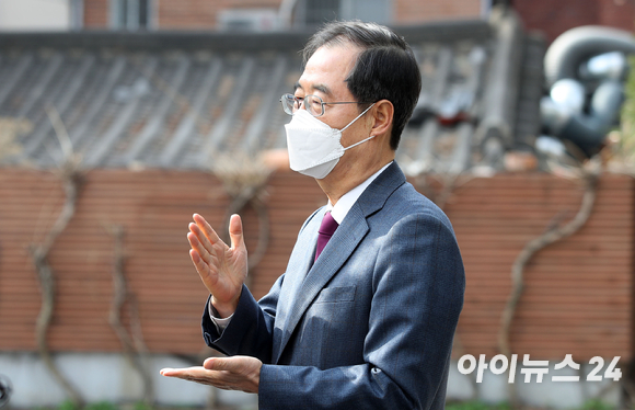 한덕수 국무총리 후보자가 지난 5일 오전 서울 종로구 통의동 제20대 대통령직인수위원회에서 나온 뒤 취재진 질문에 답하고 있다. [사진=인수위사진기자단]