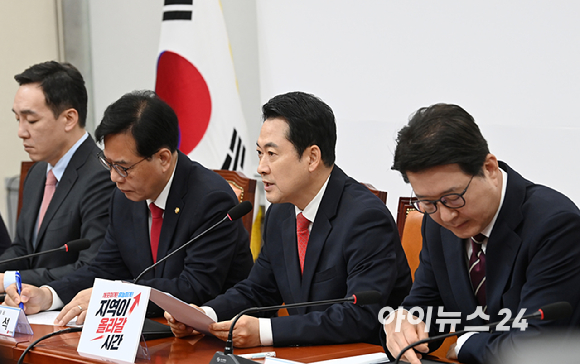 12일 오후 대구 수성구 국민의힘 경북도당에서 열린 경북도당 선대위 발대식에서 추경호 대구시장 예비후보와 장동혁 대표, 이철우 경북도지사 예비후보가 손을 맞잡고 있다. 2026.5.12 [사진=연합뉴스]