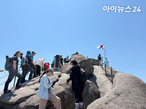 북한산 정상 백운대를 찾은 등산객들이 인증샷을 찍기 위해 긴 행렬을 보이고 있다. [사진=정소희 기자]
