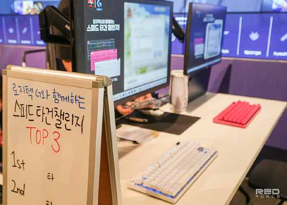 지난달 29일 농심 레드포스가 서울 종로구 롤파크에 마련된 부스에서 로지텍G의 게이밍 키보드를 전시하고 있다. [사진=농심 레드포스]