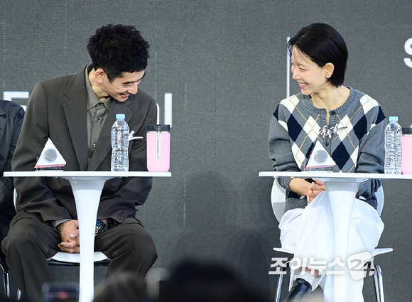 배우 나가야마 에이타와 김신록이 9일 부산 해운대구 영화의전당에서 열린 제31회 부산국제영화제 '푸른길' 오픈토크에 참석하고 있다. [사진=정소희 기자]