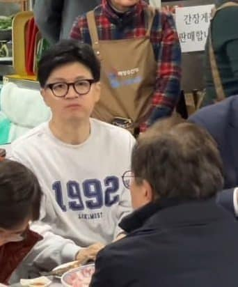 한동훈 국민의힘 비대위원장이 지난 10일 1박 2일간의 부산 일정에서 1992가 적힌 맨투맨을 입고 저녁 식사를 하는 모습. [사진=장예찬 페이스북]