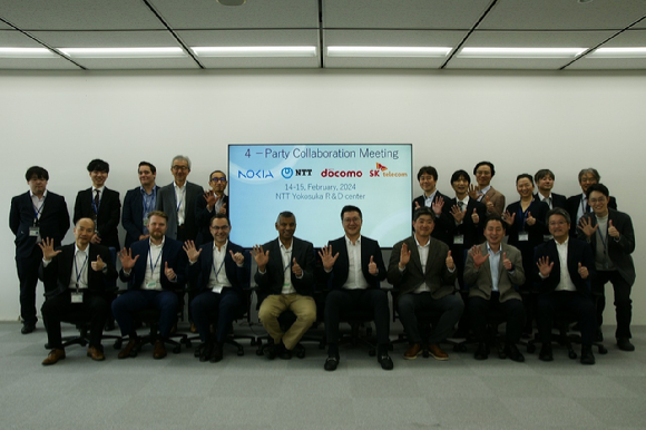SK텔레콤은 NTT도코모, NTT, 노키아 벨연구소와 협력해 향후 6G 이동통신을 위한 AI 기반 기지국 무선 송수신 기술을 개발하고 개념검증을 성공적으로 마쳤다고 22일 밝혔다. 사진은 4개사 기술 관계자들이 지난 15일 일본 요코스카시 NTT R&D센터에서 진행된 기술 협력 회의에 참석한 모습. [사진=SKT]