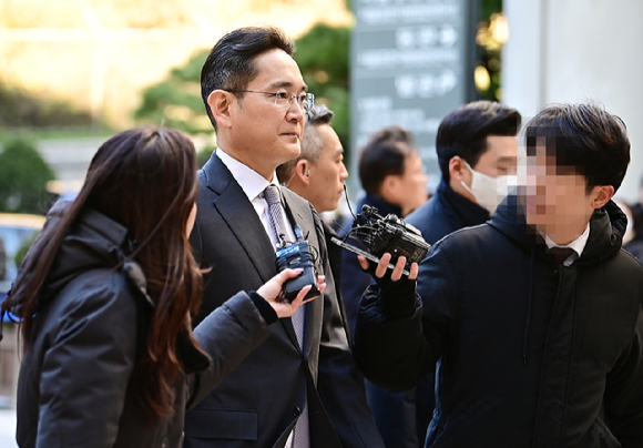 이재용 삼성전자 회장이 17일 서울 서초구 서울중앙지방법원에서 열린 '회계부정·부당합병' 관련 1심 결심 공판에 출석하고 있다. [사진=곽영래 기자]