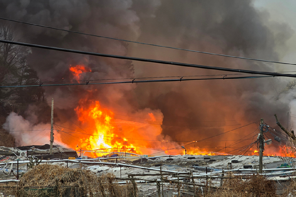 16일 오전 5시께 서울 강남구 개포동 구룡마을 4지구에서 불이 나 소방 당국이 진화 작업을 벌이고 있다. [사진=연합뉴스]