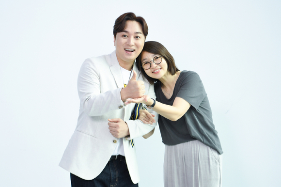 지상렬 윤의준PD가 18일 SBS 파워&middot;러브FM 새 프로그램 론칭 기자간담회에서 포즈를 취하고 있다. [사진=SBS]