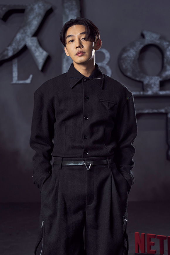 배우 유아인이 16일 온라인으로 진행된 넷플릭스 시리즈 '지옥' 제작발표회에 참석해 포즈를 취하고 있다. [사진=넷플릭스]