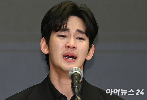 배우 김수현이 지난달 31일 오후 서울 마포구 상암동 스탠포드호텔 서울에서 기자회견을 하고 있다. [사진=곽영래 기자]