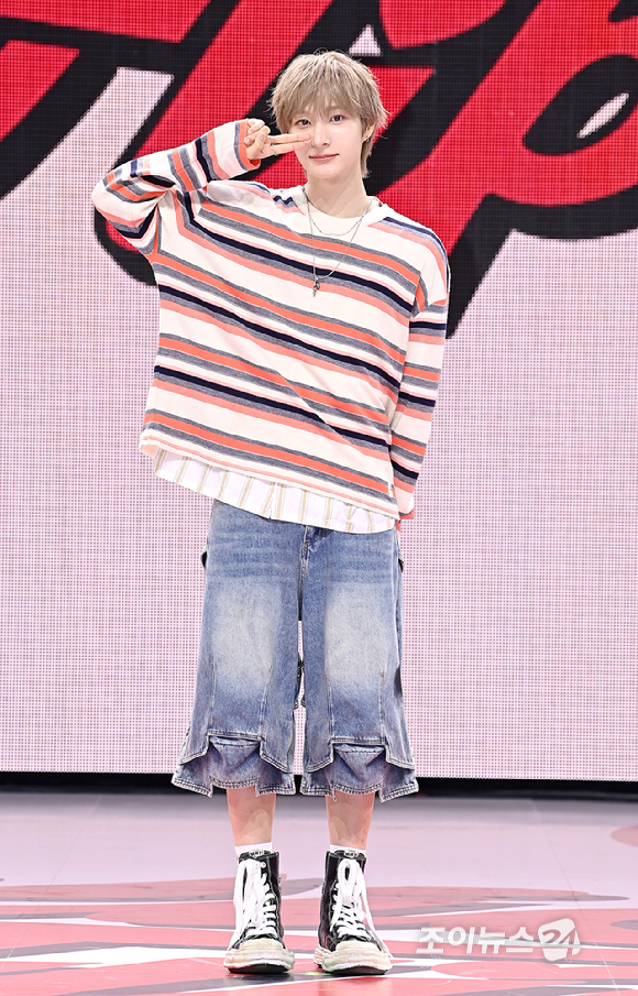 그룹 킥플립(KickFlip) 동화가 22일 오전 서울 광진구 예스24 라이브홀에서 열린 세 번째 미니 앨범 'My First Flip'(마이 퍼스트 플립) 발매 기념 쇼케이스에서 포토타임을 갖고 있다. [사진=곽영래 기자]