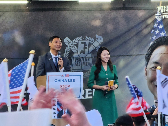부정선거 음모론으로 논란을 빚어온 모스탄(왼쪽, 한국명 단현명) 전 미국 국제형사사법대사(리버티대 교수)가 15일 서울대 정문 앞에서 간담회를 열고 윤석열 전 대통령의 비상계엄 선포를 옹호하고 있다. 2025.7.15 [사진=연합뉴스]