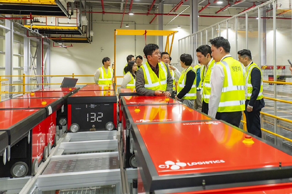  CJ대한통운 인천 GDC를 방문한 태국 최대 유통사 CP 엑스트라 경영진들이 물류로봇 시스템 '오토스토어'에 대해 설명을 듣고 있다. [사진= CJ대한통운]