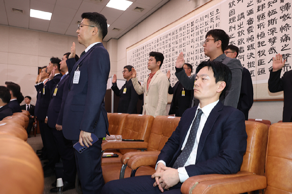 '쌍방울 대북 송금' 사건을 수사했던 박상용 인천지방검찰청 부부장검사가 3일 국회에서 열린 '윤석열정권 정치검찰조작기소 의혹사건 진상규명' 국정조사특별위원회 전체회의에서 증인선서를 거부한 채 증인석에 앉아 있다. 2026.4.3 [사진=연합뉴스]