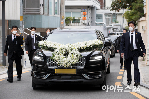 30일 서울 서대문구에 위치한 故 노태우 전 대통령 사저에서 노 전 대통령의 영정이 영결식장으로 이동하고 있다.[사진=사진공동취재단]