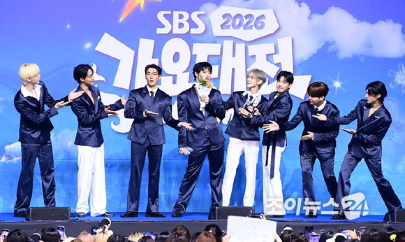 그룹 에이티즈(ATEEZ)가 9일 오후 경기도 일산 킨텍스에서 열린 2026 SBS 가요대전 Summer 블루카펫 행사에 참석하고 있다. [사진=정소희 기자]