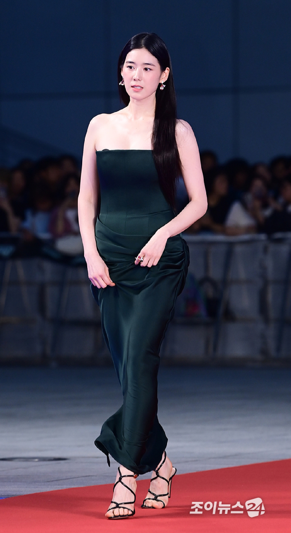 배우 정은채가 18일 오후 인천광역시 파라다이스 시티에서 열린 제4회 청룡시리즈어워즈 레드카펫 행사에 참석하고 있다. [사진=정소희 기자]