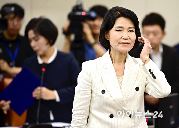 이진숙 방송통신위원회 위원장 후보자가 24일 오전 서울 여의도 국회 과학기술정보방송통신위원회에서 열린 인사청문회에서 최민희 국회 과학기술정보방송통신위원회 위원장에게 인사한 뒤 자리로 돌아가고 있다. [사진=곽영래 기자]