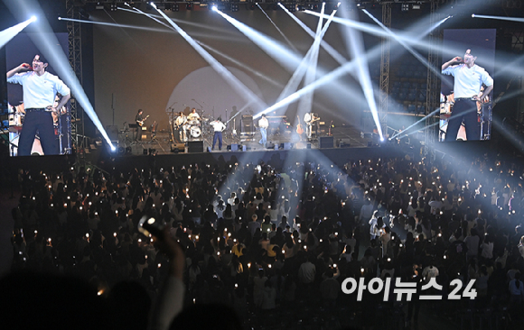 21일 서울 송파구 서울특별시교육청 학생체육관에서 '2026 JOY콘서트 - 보이스 오브 스프링(Voice of spring)'이 열렸다. 밴드 엔플라잉, 소란, 에이엠피가 멋진 무대를 선보이고 있다. [사진=정소희 기자]