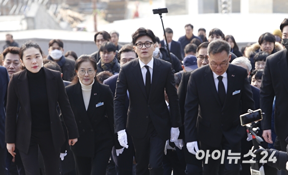  한동훈 국민의힘 비상대책위원장이 10일 오전 경상남도 창원시 소재 3.15 민주묘지 참배를 위해 일행들과 이동하고 있다. [사진=임승제 기자] 