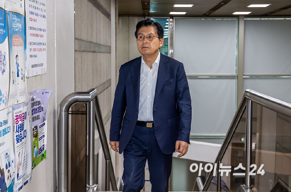 공직선거법 위반 혐의를 받고 있는 황교안 전 국무총리가 8일 서울 서초구 서울중앙지방법원에서 열리는 공판에 출석하고 있다. [사진=사진공동취재단 ]