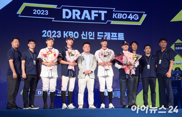 '2023 KBO 신인 드래프트'가 15일 오후 서울 소공동 웨스틴조선호텔 그랜드볼룸에서 열린 가운데 두산 베어스에 지명된 선수들이 구단 관계자들과 기념촬영을 하고 있다. [사진=정소희 기자]