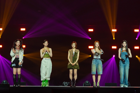 그룹 키키가 지난 11일 일본 지바현 마쿠하리 멧세에서 개최된 '케이콘 재팬 2025(KCON JAPAN 2025)' 엠카운트다운 무대에서 열띤 공연을 펼치고 있다. [사진=CJ ENM]