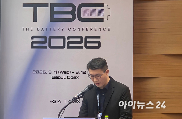 현대차 배터리 설계2팀 이강원 파트장이 지난 12일 코엑스에서 열린 '현대차 전기차(EV) 대중화를 위한 배터리 세미나'에서 발표하고 있다. [사진=설재윤 기자]