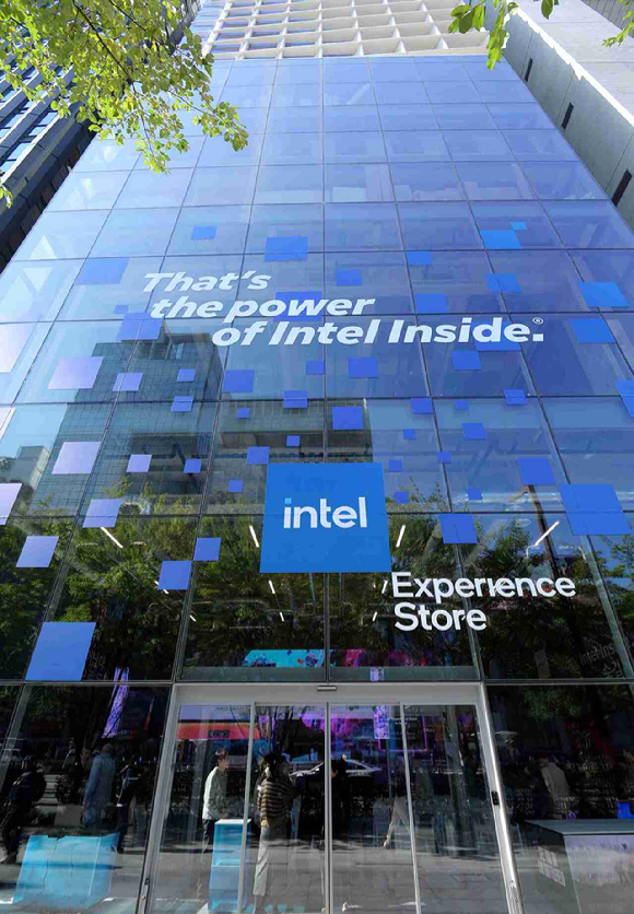 그렉 언스트(Greg Ernst) 인텔 세일즈 마케팅 그룹 총괄 부사장이 발표하고 있다 [사진=인텔코리아]