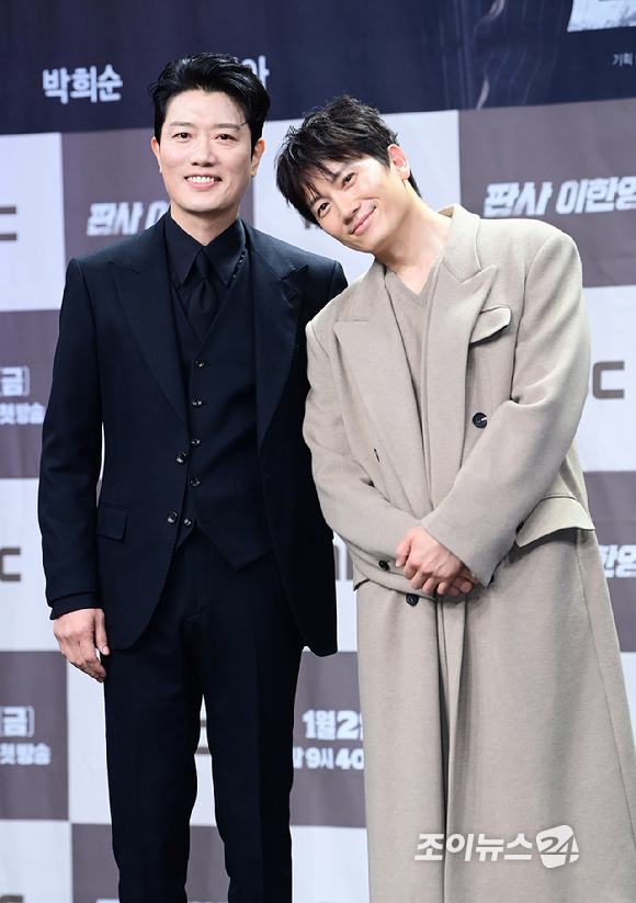 배우 박희순과 지성이 2일 오후 서울 마포구 상암동 MBC 골든마우스홀에서 열린 MBC 새 금토드라마 '판사 이한영' 제작발표회에 참석하고 있다. [사진=정소희 기자]