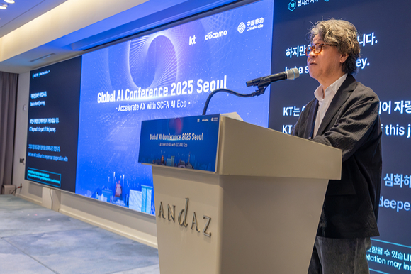 25일 안다즈 서울 강남 호텔 행사장에서 KT 기술혁신부문장 오승필 부사장이 환영사를 하는 모습 [사진=KT]