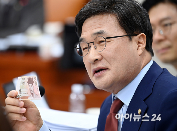 김대식 국민의힘 의원이 16일 오전 서울 여의도 국회 교육위원회에서 열린 이진숙 사회부총리 겸 교육부 장관 후보자 인사청문회에서 질의를 하고 있다. [사진=곽영래 기자]