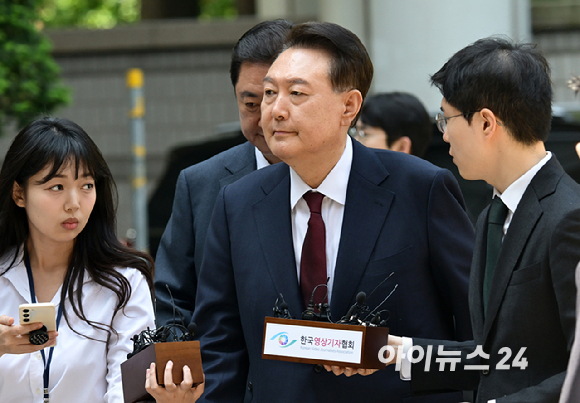 12·3 비상계엄 사태와 관련해 내란 우두머리 혐의 등으로 기소된 윤석열 전 대통령이 12일 서울 서초구 서울중앙지방법원으로 출석하고 있다. [사진=사진공동취재단]