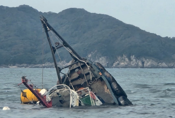 30일 오전 11시 33분께 충남 태안군 목개도 북서방 2㎞ 해상에서 154t급 예인선이 암초에 부딪혀 침몰했다. 사진은 침몰 한 예인선. 2025.10.30 [사진=태안해경]