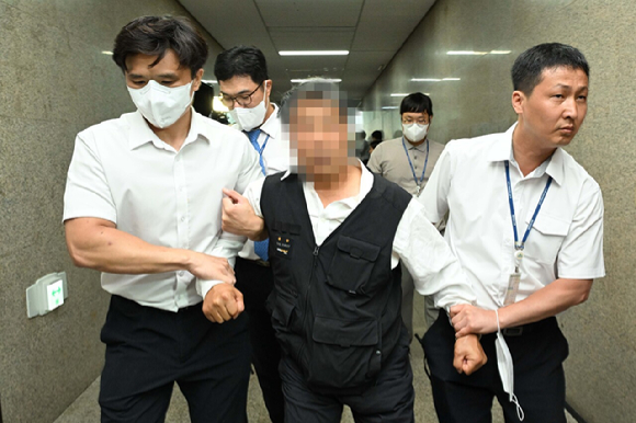 이재명 더불어민주당 대표의 단식 16일차인 15일 오후 서울 여의도 국회 민주당 대표실 앞에서 한 지지자가 혈서 작성을 위해 커터칼을 들자 국회 경비대들이 저지하고 있다. [사진=국회공동취재]