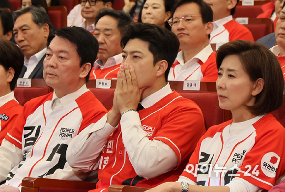 김용태 국민의힘 비상대책위원장이 3일 서울 여의도 국회 도서관에 마련된 국민의힘 개표 상황실에서 제21대 대통령 선거 방송3사 출구조사 결과를 보며 굳은 표정을 짓고 있다. [사진=정소희 기자]